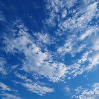希望を感じさせる、高く澄んだ空の景色 希望を感じさせる、高く澄んだ空の景色の写真