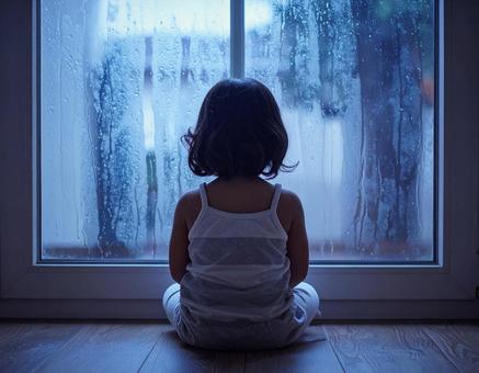 子どもの背中の写真