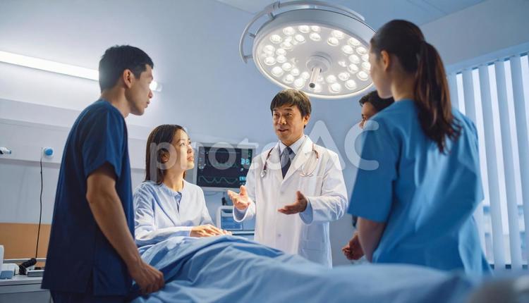 入院患者と家族に説明をする男性医師 インフォームドコンセント,相談,健康の写真素材