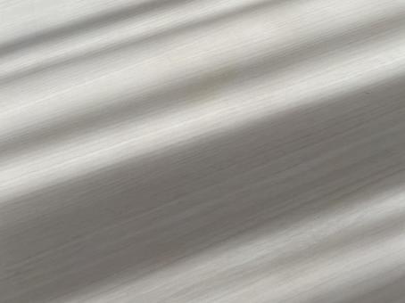 白いデスクに映るレース越しの朝陽の光１の写真