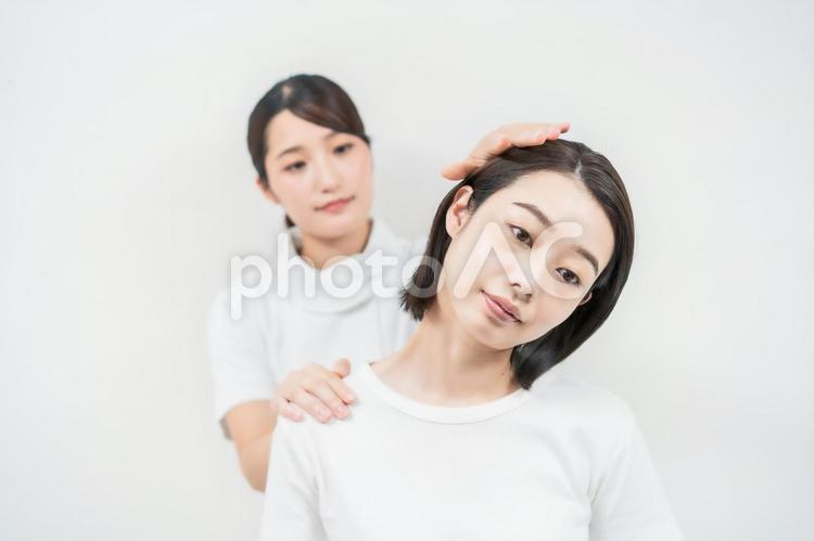 エステサロンでマッサージを受ける若い女性 女性,エステサロン,美肌の写真素材