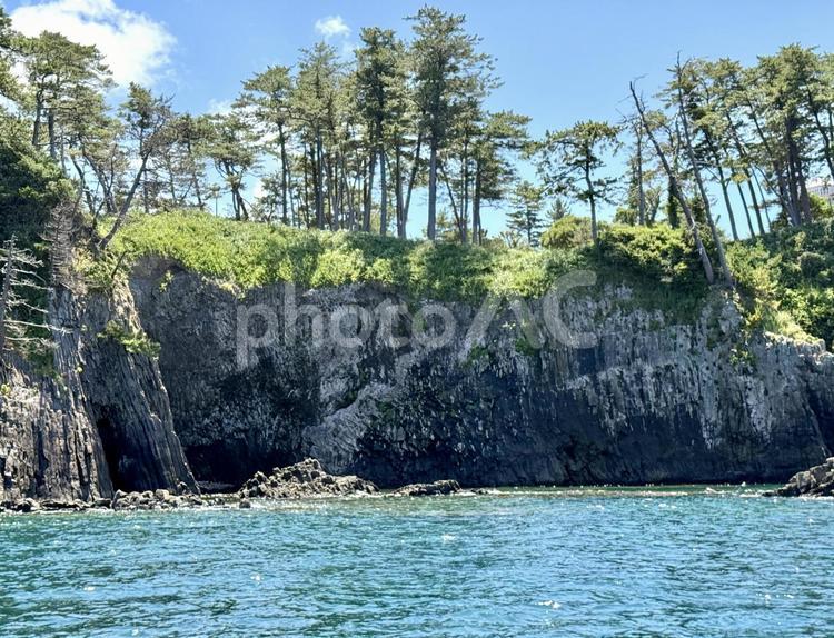 遊覧船から見た福井県東尋坊　横から見る 柱状節理,水面,遊覧船の写真素材