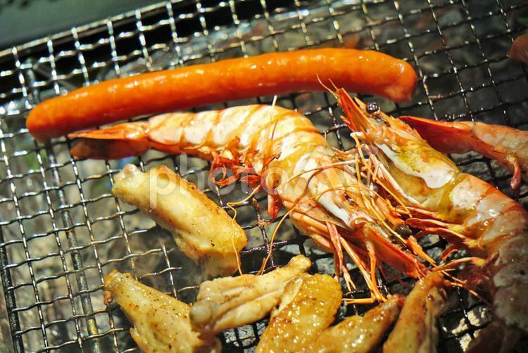 海鮮バーベキュー【アウトドア素材】 海老,ウィンナー,バーベキューの写真素材