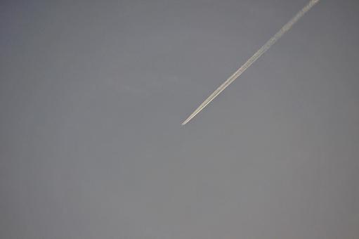 飛行機雲とたそがれの空 飛行機雲,航跡,飛行機の写真素材