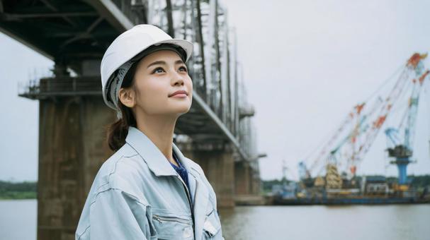 橋梁現場の女性作業員 橋梁現場の女性作業員の写真