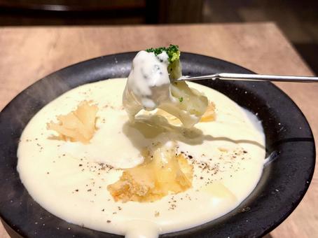 レストランで食べるチーズフォンデュ レストランで食べるチーズフォンデュ レストラン,イタリア料理,チーズソースの写真素材