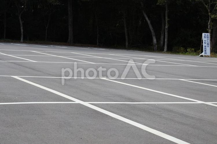 白線のひかれたアスファルトの駐車場 白線,ひかれた,アスファルトの写真素材