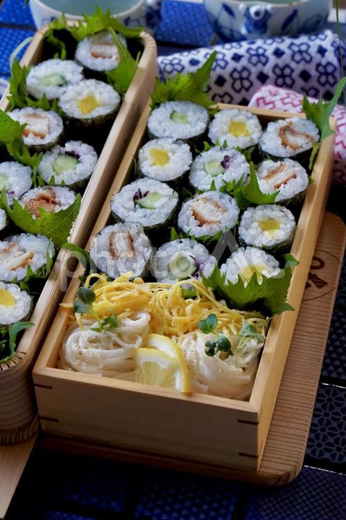お弁当 お弁当,弁当箱,巻き寿司の写真素材