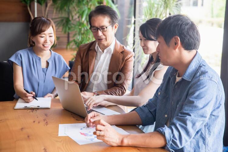 カジュアルな会社のスタッフミーティング 会議,ミーティング,会社の写真素材