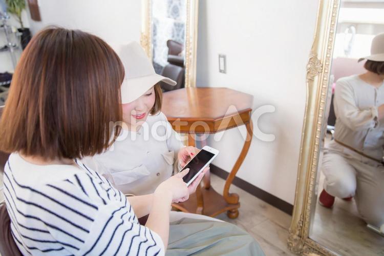 美容室でスマホを指さす女性 女性,スマホ,美容室の写真素材