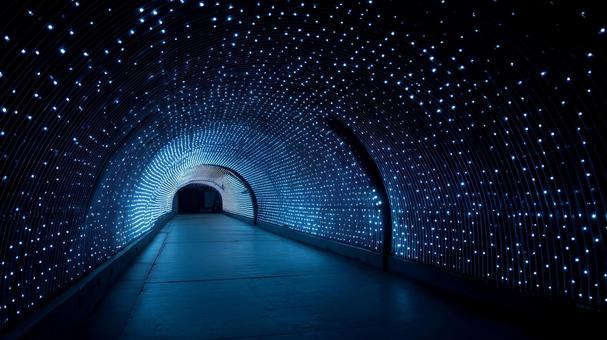 青い光のトンネル 青い光のトンネルの写真