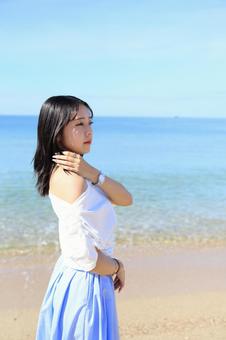海辺で遠くを見つめる女性 女性,海,夏の写真素材