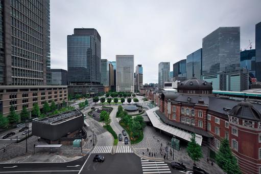 東京駅丸の内駅舎と駅前広場 東京駅丸の内駅舎と駅前広場の写真