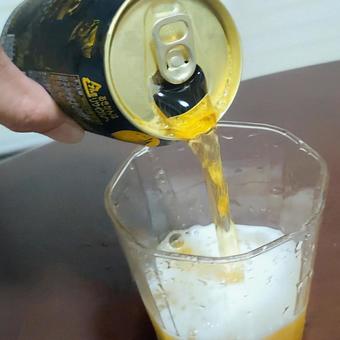 グラスに注いでいる缶ビール グラスに注いでいる缶ビール グラス,缶ビール,注ぐの写真素材