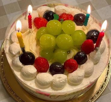 シャインマスカットのケーキの写真