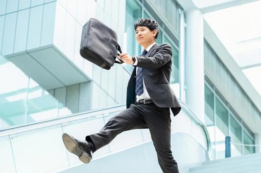 オフィス街を元気よく歩く男性ビジネスマン オフィス街を元気よく歩く男性ビジネスマン 男性,ビジネス,ビジネスマンの写真素材