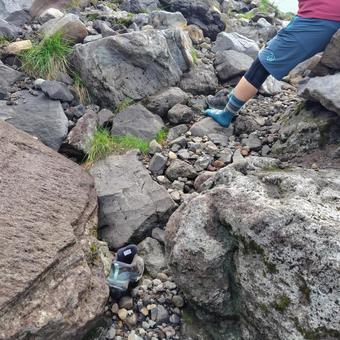 登山中に靴が脱げた人 登山中に靴が脱げた人の写真