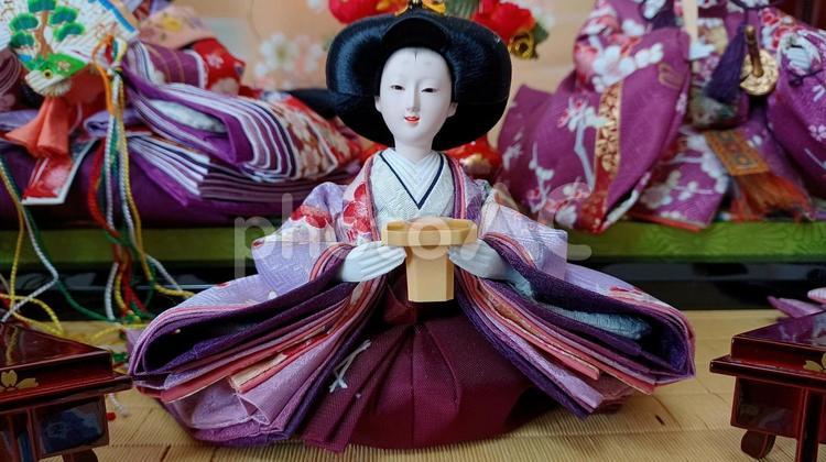 雛人形の三方を持った三人官女のうちの一人 雛人形,お雛様,リアルの写真素材