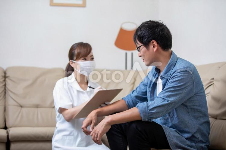 問診票に記入する看護師と患者 看護師,看護婦,医者の写真素材