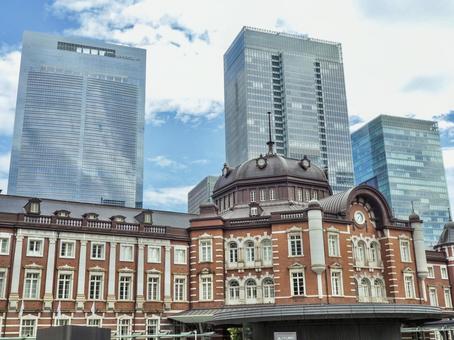 東京駅と高層ビル 東京駅と高層ビルの写真