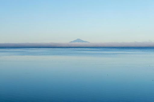 朝もやの中に浮かぶ利尻岳 朝もやの中に浮かぶ利尻岳の写真