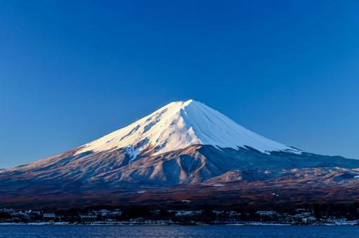 冬の河口湖と雪化粧の富士山 冬の河口湖と雪化粧の富士山 富士山,冬,雪の写真素材
