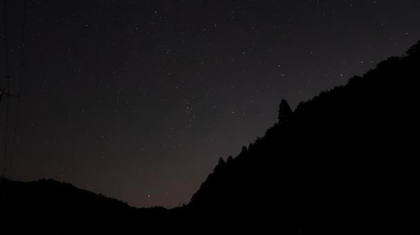 山間に広がる星々の静夜 山間に広がる星々の静夜 山頂,カシオペア,星座の写真素材