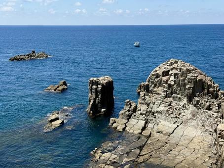 夏の昼間の東尋坊 夏の昼間の東尋坊 柱状節理,磯辺,水面の写真素材