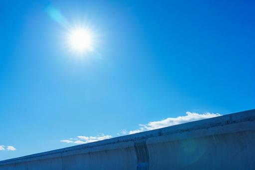 太陽と空と防波堤 太陽と空と防波堤の写真