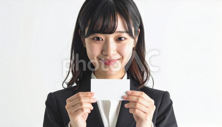 白い名刺を見せる女性（名刺部分書換え用） 女性,ビジネス,ビジネスウーマンの写真素材