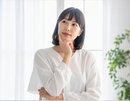 考える／悩む若い女性の写真