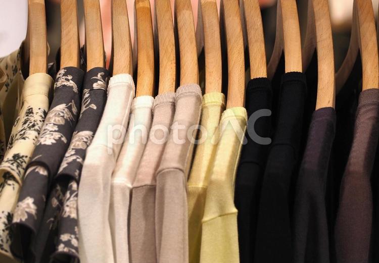 木製ハンガーにかかったクローゼットの洋服 ハンガー,洋服,レディースの写真素材