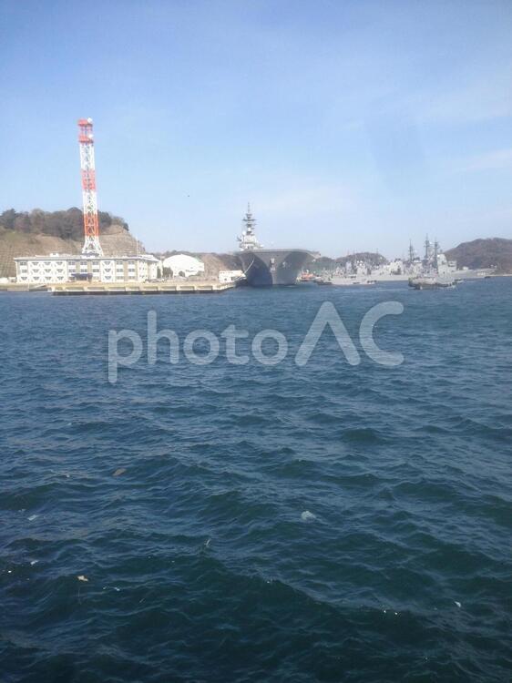 日本の海に浮かぶ船と港の様子 かっこいい,すごい,文化の写真素材