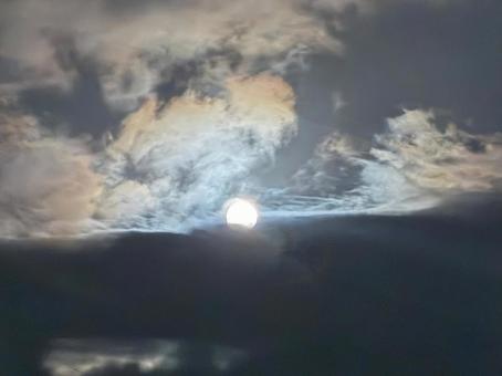 幻想的な月虹の夜空3 幻想的な月虹の夜空3 満月,夜空,雲の写真素材