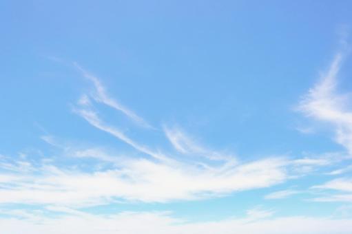 青い空と涼し気な雲 青い空と涼し気な雲の写真