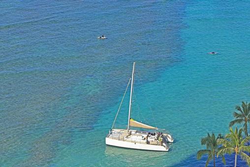 カタマラン艇の出航 カタマラン艇の出航 ホノルル,ワイキキ,海の写真素材