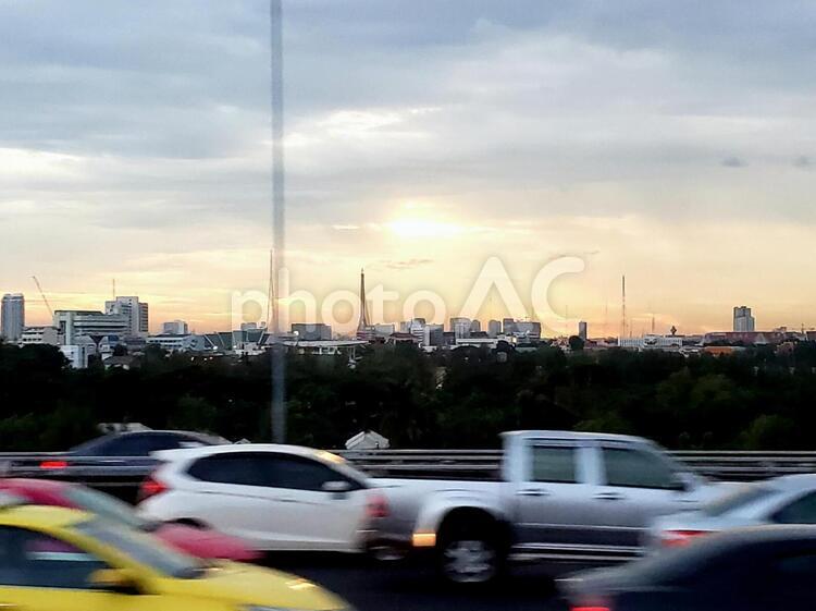 タイの車通りと夕暮れ 自動車,道路,通りの写真素材