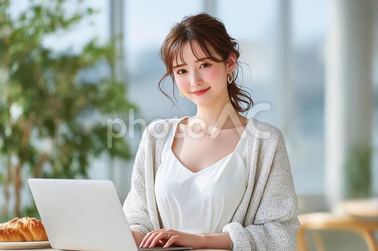 カフェでノートPCを使用して仕事中 カフェ,ノートパソコン,ノートpcの写真素材
