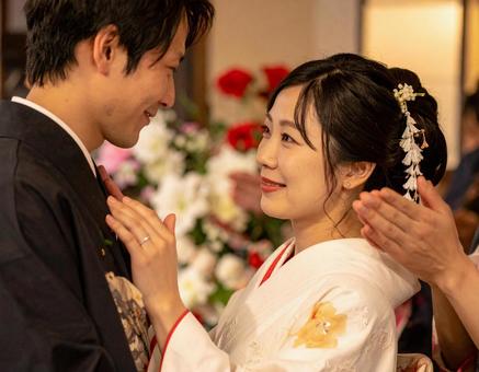 和風の結婚式で祝福される新郎新婦 和風の結婚式で祝福される新郎新婦の写真