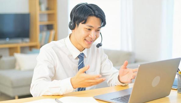 笑顔でリモートワークをするビジネス男性 笑顔でリモートワークをするビジネス男性の写真