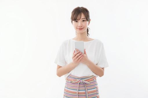 保育士 主婦 スマートフォン 保育士 主婦 スマートフォン 女性,人物,保育園の写真素材