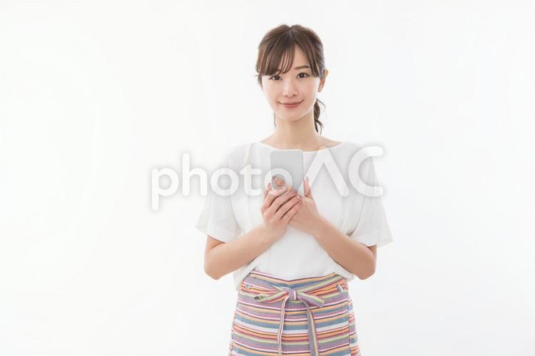 保育士　主婦　スマートフォン 女性,人物,保育園の写真素材