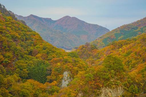 紅葉が美しい山岳風景 紅葉,山,秋の写真素材