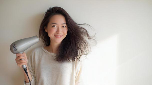 日本人女性のヘアドライシーン 日本人女性のヘアドライシーンの写真