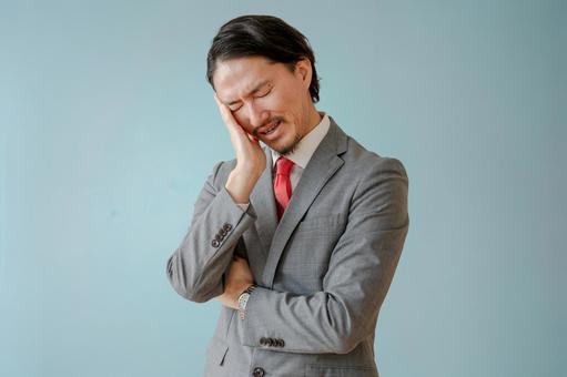 悩むビジネスマン 男性,ビジネスマン,スーツの写真素材