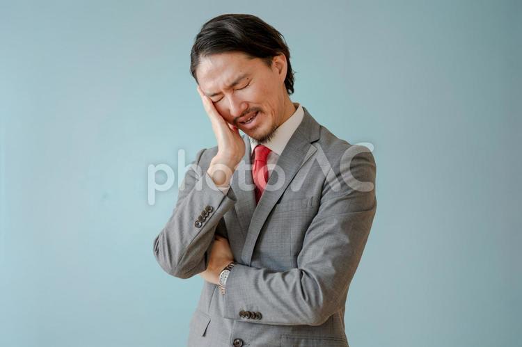 悩むビジネスマン 男性,ビジネスマン,スーツの写真素材
