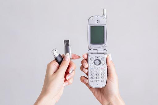 ガラケーとUSB ガラケーとUSB スマートフォン,ガラケー,携帯電話の写真素材