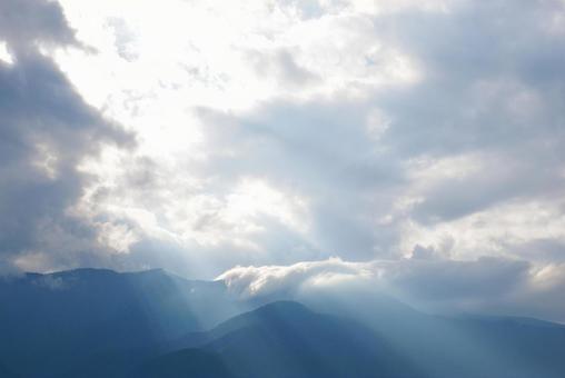 雲の隙間から光がさして綺麗☺︎ 雲の隙間から光がさして綺麗☺︎の写真