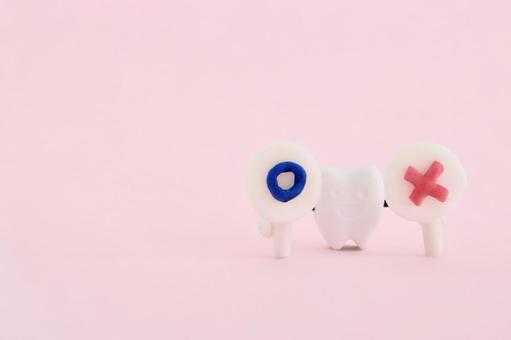 マル印とバツ印をもったミニチュアの歯 マル印とバツ印をもったミニチュアの歯 歯,マル,バツの写真素材