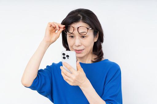 老眼のミドルの女性 老眼のミドルの女性 老眼,目,視力の写真素材